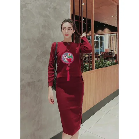 Set đỏ thêu như hình GỒm áo + chân váy Giá 290k set Hang có sẵn giao ngay