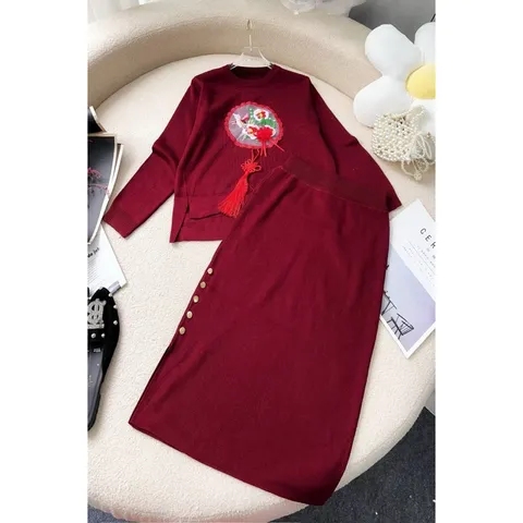 Set đỏ thêu như hình GỒm áo + chân váy Giá 290k set Hang có sẵn giao ngay