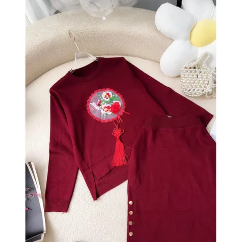 Set đỏ thêu như hình GỒm áo + chân váy Giá 290k set Hang có sẵn giao ngay