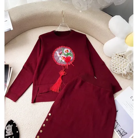 Set đỏ thêu như hình GỒm áo + chân váy Giá 290k set Hang có sẵn giao ngay