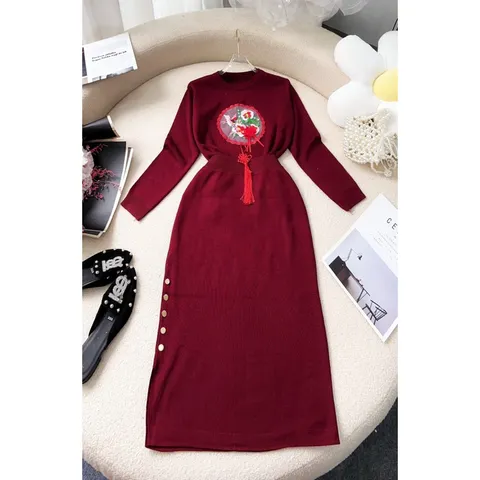 Set đỏ thêu như hình GỒm áo + chân váy Giá 290k set Hang có sẵn giao ngay