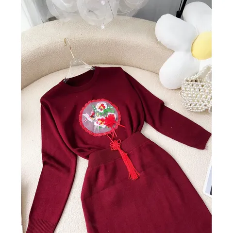 Set đỏ thêu như hình GỒm áo + chân váy Giá 290k set Hang có sẵn giao ngay