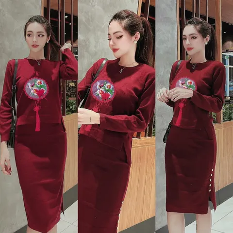Set đỏ thêu như hình GỒm áo + chân váy Giá 290k set Hang có sẵn giao ngay
