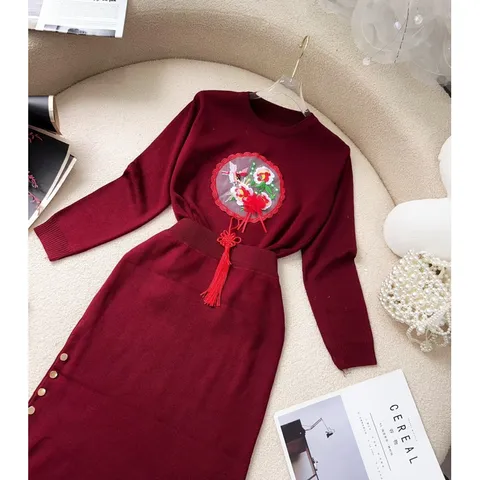 Set đỏ thêu như hình GỒm áo + chân váy Giá 290k set Hang có sẵn giao ngay