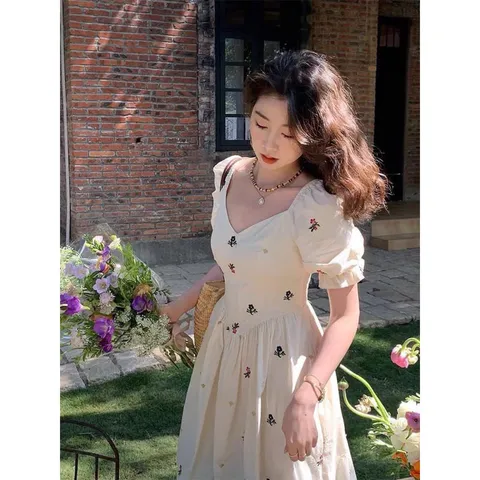 MAXI HOA THÊU NHÚN SMOKING SAU MẶC 2 KIỂU Giá 320k Phía sau có co giãn dễ chiụ Hàng có sẵn giao ngay