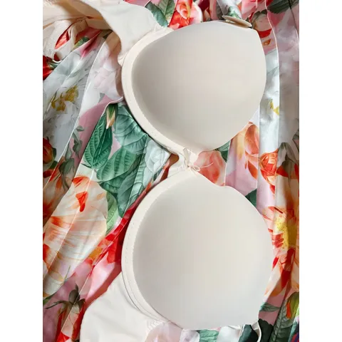 Áo lót xuất Mỹ Có sẵn màu nude Giá 120k Thiết kế ôm ngực, nâng khuôn ngực 1 cách hiệu quả , cực kỳ thoải mái