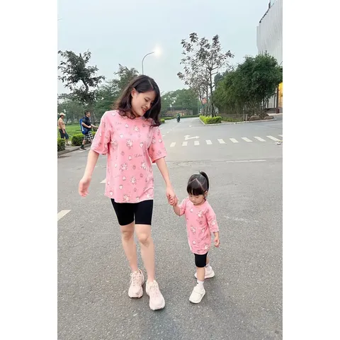 Áo thun gia đình, có bán tách lẻ  Giá áo Mẹ là 160k Áo con là 140k Hang có sẵn giao ngay