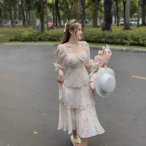 ĐẦM MIDI HOA CỔ VUÔNG DẬP LY 3 TẦNG✨✨ Up nhẹ nhàg 1 chiết thả thính nà hot rần rần đây ạ 😝⛈ Càng mặc lại càng xinh