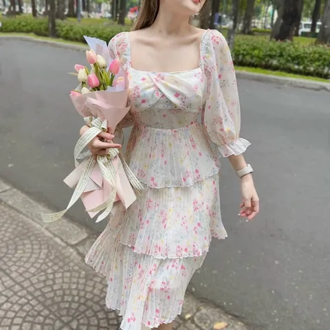 ĐẦM MIDI HOA CỔ VUÔNG DẬP LY 3 TẦNG✨✨ Up nhẹ nhàg 1 chiết thả thính nà hot rần rần đây ạ 😝⛈ Càng mặc lại càng xinh