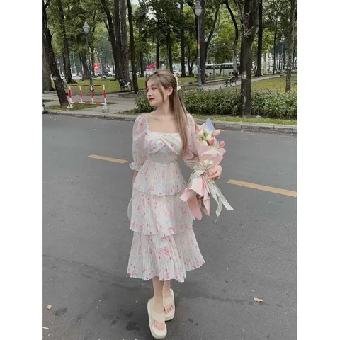 ĐẦM MIDI HOA CỔ VUÔNG DẬP LY 3 TẦNG✨✨ Up nhẹ nhàg 1 chiết thả thính nà hot rần rần đây ạ 😝⛈ Càng mặc lại càng xinh