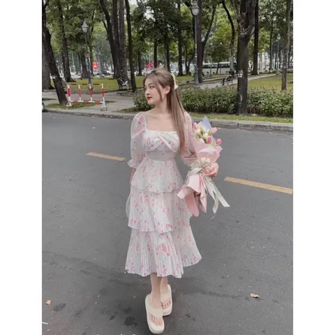 ĐẦM MIDI HOA CỔ VUÔNG DẬP LY 3 TẦNG✨✨ Up nhẹ nhàg 1 chiết thả thính nà hot rần rần đây ạ 😝⛈ Càng mặc lại càng xinh