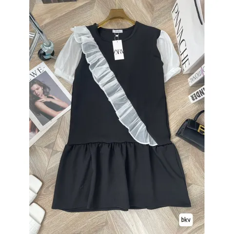 Gia 250k 🤗🤗đầm đen phối bèo hot ạ Chất zip phối dày dặn ạ Hàng chất bao đẹp