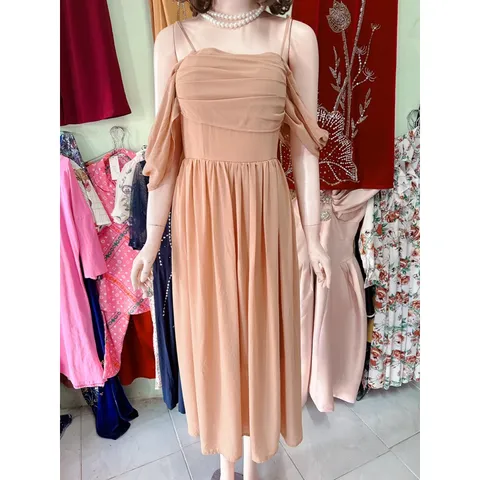 Đầm trễ vai màu nâu tây