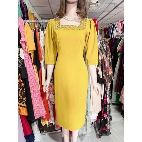 Đầm dáng dài cổ vuông kết hạt bằng tay tỉ mỉ, tay bồng, màu vàng Hàng có sẵn giao ngay L Đủ size SMLXL, eo dưới 80 cm