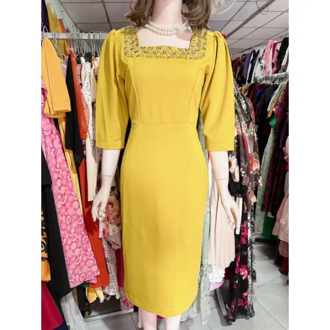 Đầm dáng dài cổ vuông kết hạt bằng tay tỉ mỉ, tay bồng, màu vàng Hàng có sẵn giao ngay L Đủ size SMLXL, eo dưới 80 cm