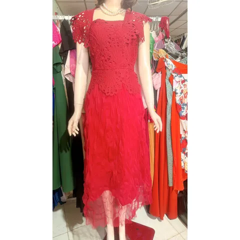 Đầm ren đỏ có đủ size tới eo 85cm