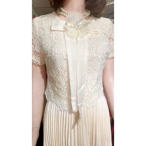 Đầm Xếp Li phối ren Dáng Xòe dài siêu đẹp Hàng chính chủ Màu kem, hàng siêu đẹp Hàng có sẵn giao ngay S, eo dưới 66cm