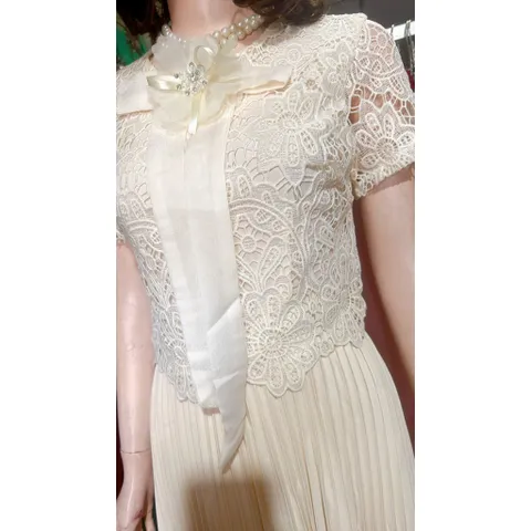 Đầm Xếp Li phối ren Dáng Xòe dài siêu đẹp Hàng chính chủ Màu kem, hàng siêu đẹp Hàng có sẵn giao ngay S, eo dưới 66cm