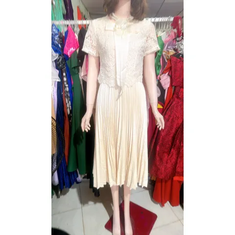 Đầm Xếp Li phối ren Dáng Xòe dài siêu đẹp Hàng chính chủ Màu kem, hàng siêu đẹp Hàng có sẵn giao ngay S, eo dưới 66cm
