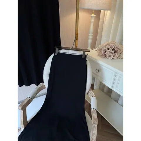 Chân váy đuôi cá dáng dài vải umi dày co dãn 4 chiều tôn dáng( có bigsize) Hang có sẵn giao ngay Màu đen Giá 220k