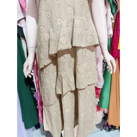 Đầm yếm tầng màu nâu tây siêu đẹp Hàng có sẵn giao ngay Size SML Phía sau bo chun co giãn dễ mặc Có sẵn mút ngực