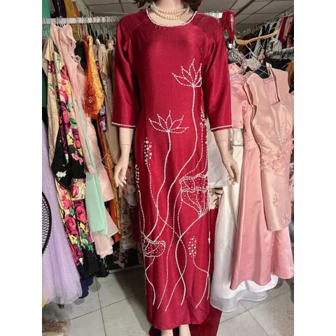 Áo dài mẹ kết hoa sen(màu đỏ đô) Hàng có sẵn giao ngay XL2XL Chất liệu lụa vân gỗ cao cấp Eo dưới 90 cm mặc đẹp