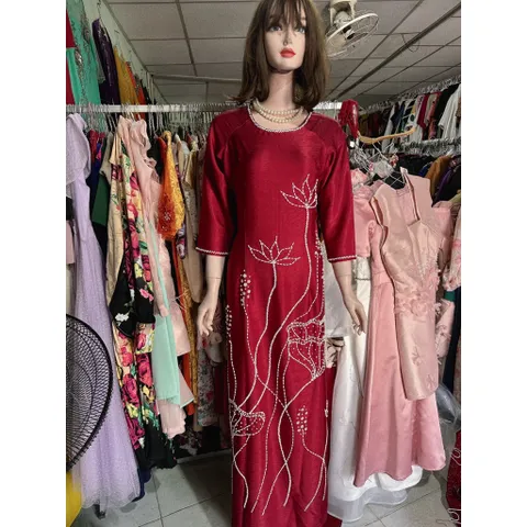 Áo dài mẹ kết hoa sen(màu đỏ đô) Hàng có sẵn giao ngay XL2XL Chất liệu lụa vân gỗ cao cấp Eo dưới 90 cm mặc đẹp