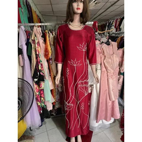 Áo dài mẹ kết hoa sen(màu đỏ đô) Hàng có sẵn giao ngay XL2XL Chất liệu lụa vân gỗ cao cấp Eo dưới 90 cm mặc đẹp