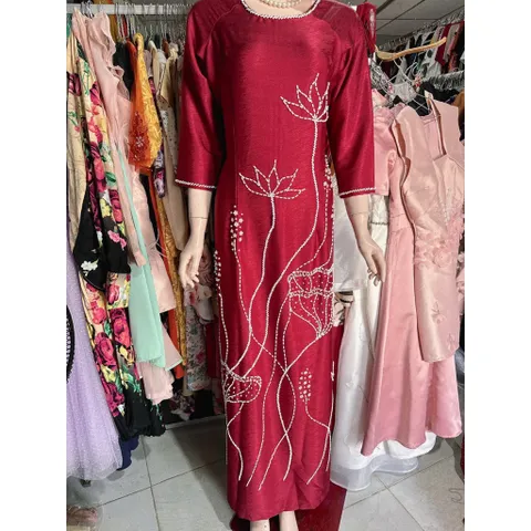 Áo dài mẹ kết hoa sen(màu đỏ đô) Hàng có sẵn giao ngay XL2XL Chất liệu lụa vân gỗ cao cấp Eo dưới 90 cm mặc đẹp