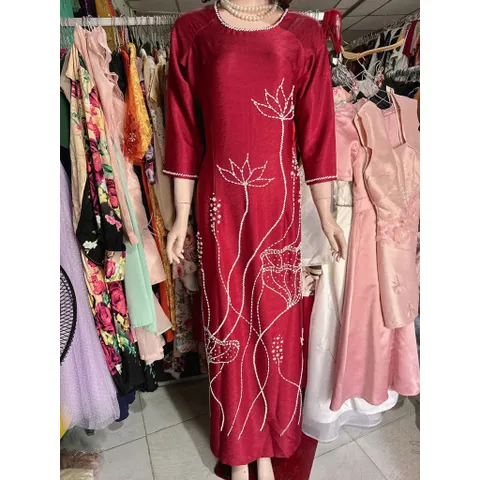 Áo dài mẹ kết hoa sen(màu đỏ đô) Hàng có sẵn giao ngay XL2XL Chất liệu lụa vân gỗ cao cấp Eo dưới 90 cm mặc đẹp