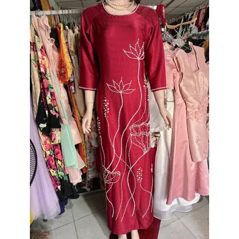 Áo dài mẹ kết hoa sen(màu đỏ đô) Hàng có sẵn giao ngay XL2XL Chất liệu lụa vân gỗ cao cấp Eo dưới 90 cm mặc đẹp