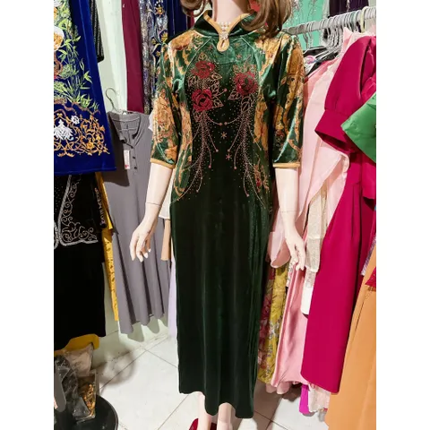 Đầm nhung cổ sườn xám đính đá cao cấp màu đỏ đô + xanh lá Hàng có sẵn giao ngay Chất nhung co giãn dễ mặc Giá 420k