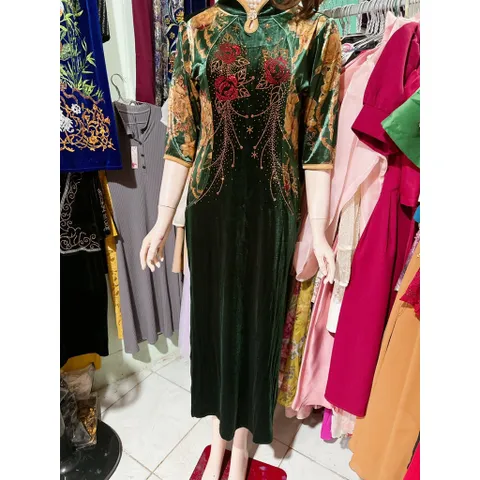 Đầm nhung cổ sườn xám đính đá cao cấp màu đỏ đô + xanh lá Hàng có sẵn giao ngay Chất nhung co giãn dễ mặc Giá 420k