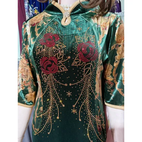 Đầm nhung cổ sườn xám đính đá cao cấp màu đỏ đô + xanh lá Hàng có sẵn giao ngay Chất nhung co giãn dễ mặc Giá 420k