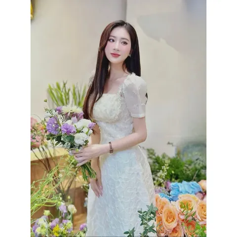Đầm ren nổi đính kết thủ công tỉ mỉ , có sẵn mút ngực  Hàng có sẵn giao ngay  Giá 399k Size SM Đúp lót 2 lớp Màu kem