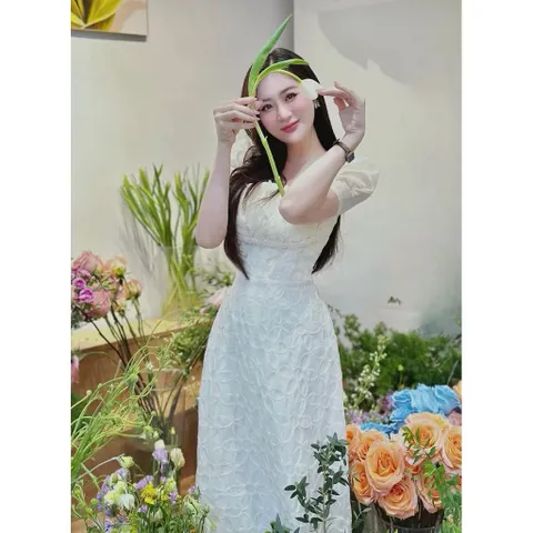 Đầm ren nổi đính kết thủ công tỉ mỉ , có sẵn mút ngực  Hàng có sẵn giao ngay  Giá 399k Size SM Đúp lót 2 lớp Màu kem