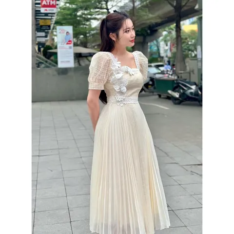 Đầm ren màu kem dập ly đính kết hoa nổi, có sẵn mút ngực Hàng cao cấp Giá 390k Hàng có sẵn giao ngay L