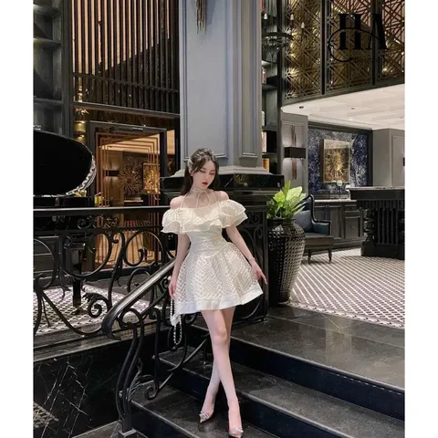 Size: Freesize <55kg Giá 290k - Chất liệu: Ren - Kiểu cách: Trễ vai nữ tính Hàng có sẵn giao ngay