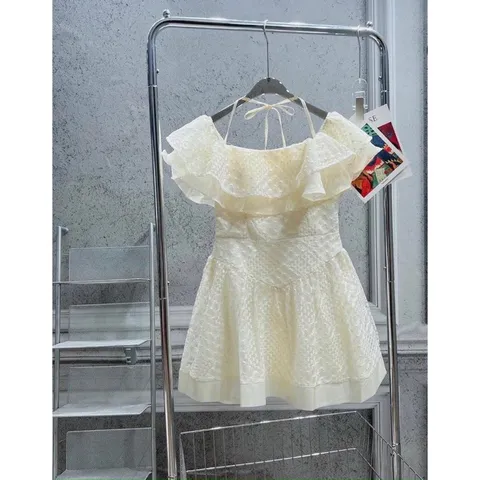 Size: Freesize <55kg Giá 290k - Chất liệu: Ren - Kiểu cách: Trễ vai nữ tính Hàng có sẵn giao ngay