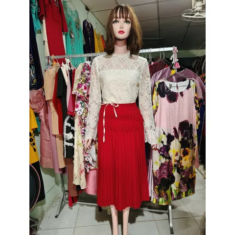 Set áo ren + chân váy Giá 399k Chân váy size S chất liệu tuyết mưa giá 220k Áo ren tay dài giá 220k