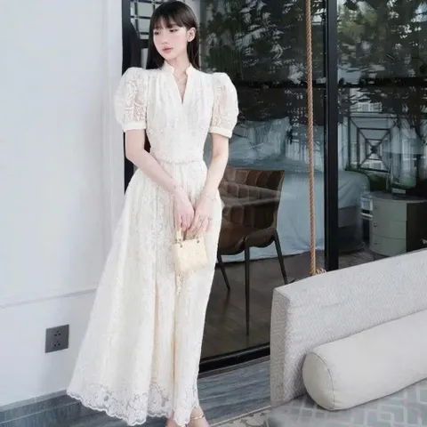 Đầm ren màu đen và trắng kem
