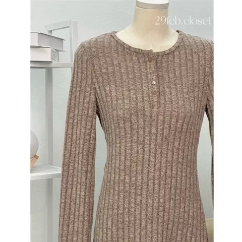 Đầm len tăm cúc cổ dáng dài