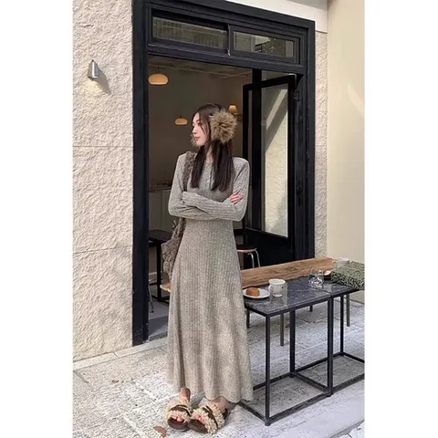 Đầm len tăm cúc cổ dáng dài