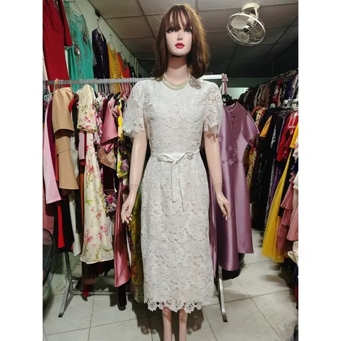 Đầm ren nổi hoa hồng màu trắng siêu đẹp Đủ size SML Đúp lót 2 lớp Hàng có sẵn giao ngay eo 74cm Giá 550k