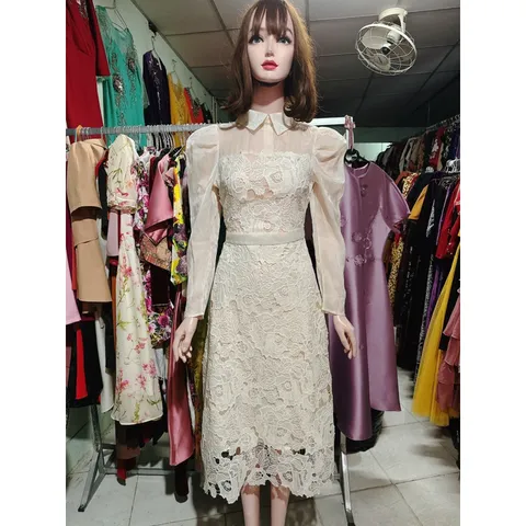 Đầm ren hoạ tiết hoa hồng cao cấp Giá 399k Hàng có sẵn giao ngay M (kem) Màu trắng kem Chất liệu ren cao cấp đúp lót