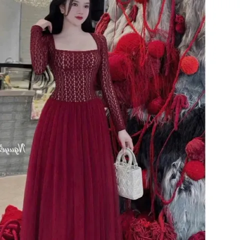 Đầm ren ,Đầm thiết kế chất ren phối tùng lưới cổ vuông tay dài dáng xoè dài maxi siêu xinh Có màu đen và đỏ Giá 290k