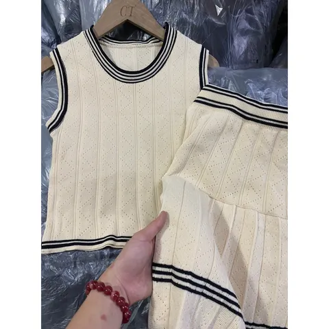 Set aoa + chân váy Giá 290k Hàng có săẵn giao ngay Màu kem