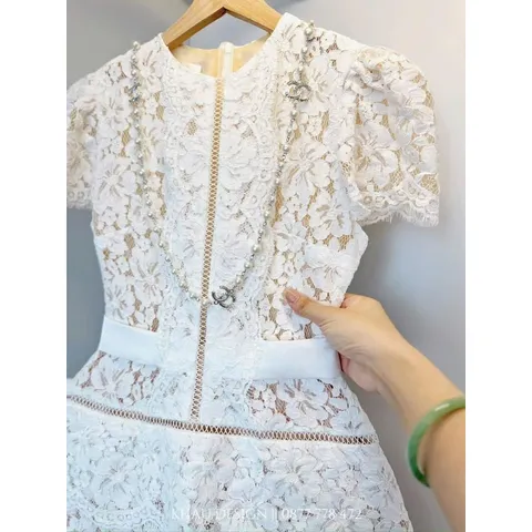 Đầm dáng dài hoạ tiết ren  phối tầng xinh xắn tôn dáng sang chảnh Màu trắng kem Hàng có sẵn giao ngay 1S1L Có đủ size