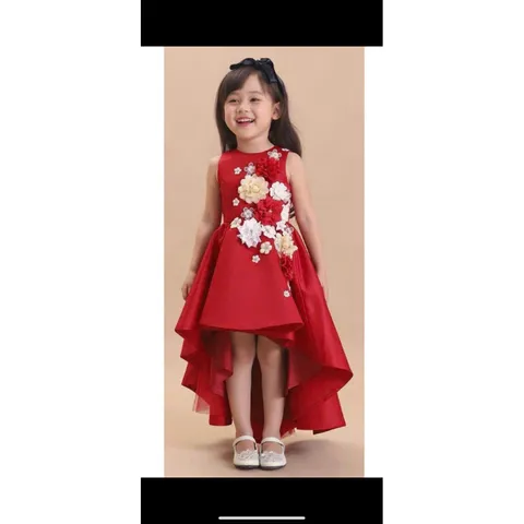 Đầm đuôi tôm đính hoa nổi cao cấp Đầm đuôi tôm đính hoa nổi cho bé được may bằng chất liệu vải phi cao cấp.