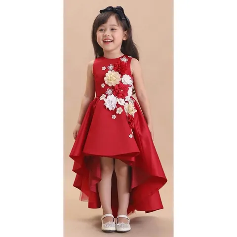 Đầm đuôi tôm đính hoa nổi cao cấp Đầm đuôi tôm đính hoa nổi cho bé được may bằng chất liệu vải phi cao cấp.